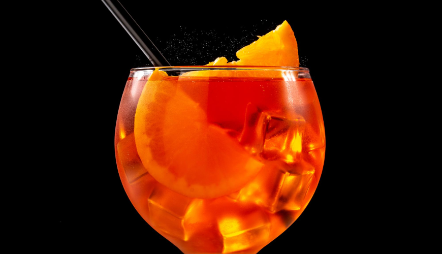 Od tradičního spritzu po avantgardní mixy otevírá Aperol kouzlo nových chutí