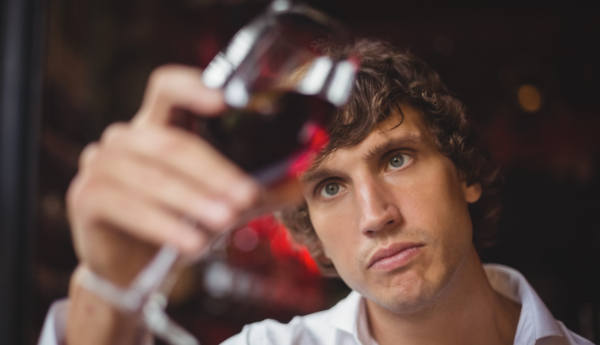 Jak poznat zkažené víno a co když se ho napijete?